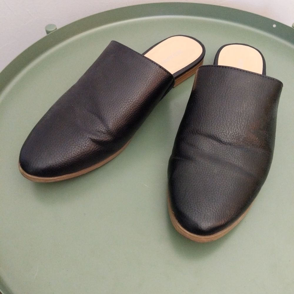 4/$20 Old Navy Black Leather Mule